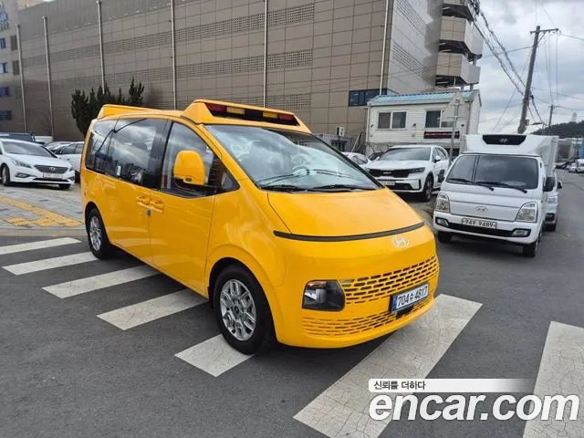 Hyundai Staria 11-Seater
