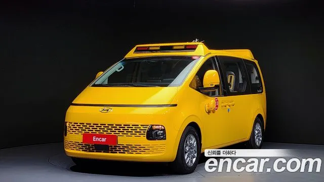 Hyundai Staria 15-Seater