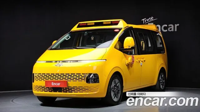 Hyundai Staria 15-Seater