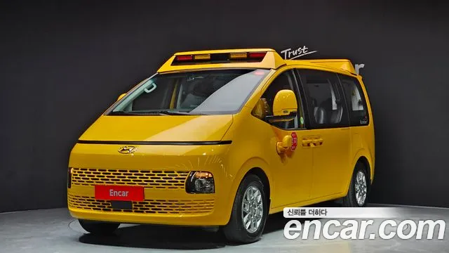 Hyundai Staria 11-Seater