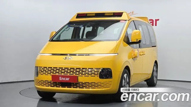 Hyundai Staria 11-Seater