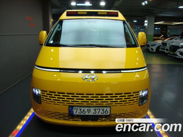 Hyundai Staria 11-Seater