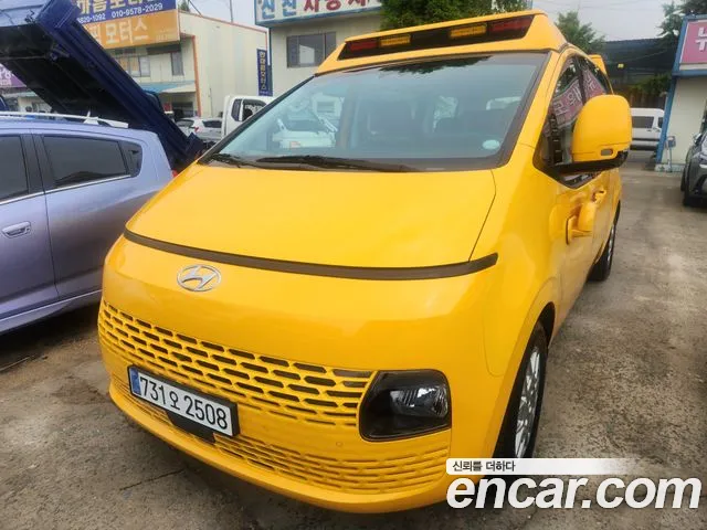 Hyundai Staria 15-Seater