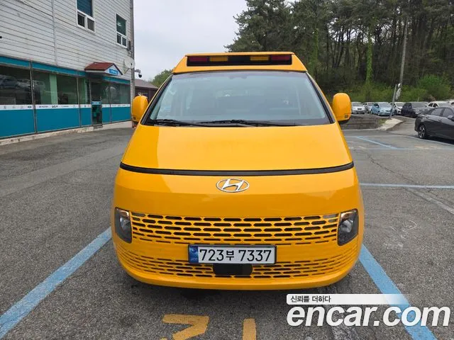 Hyundai Staria 15-Seater