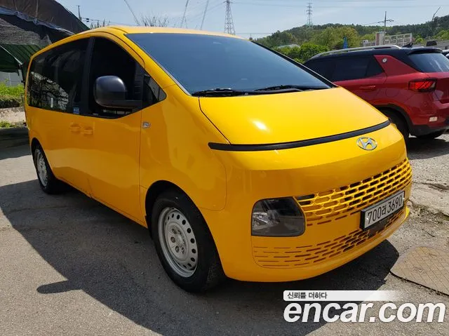 Hyundai Staria 11-Seater