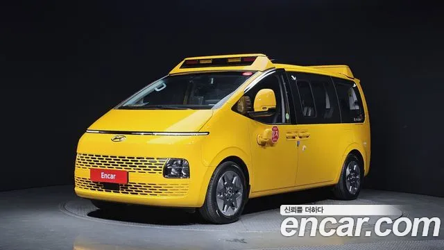 Hyundai Staria 11-Seater