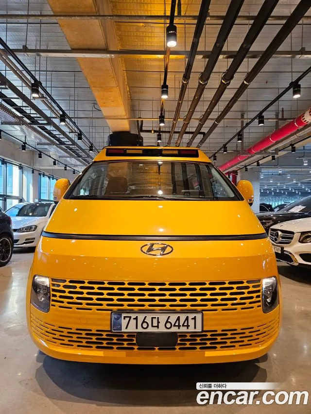 Hyundai Staria 15-Seater