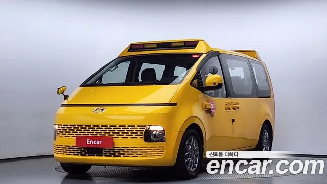 Hyundai Staria 11-Seater