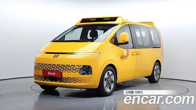 Hyundai Staria 11-Seater