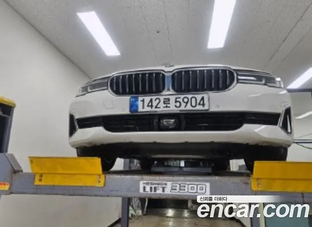 BMW 5-Series 530i xDrive Luxury