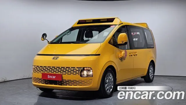 Hyundai Staria 11-Seater