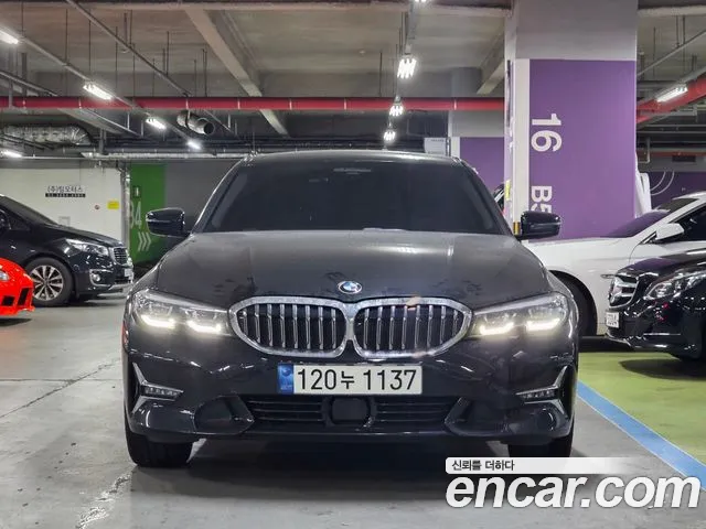 BMW 3-Series 320i Luxury